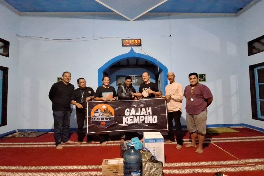 Komunitas Gajah Kemping Salurkan Bantuan untuk Masjid Daerah Wisata Sukabumi