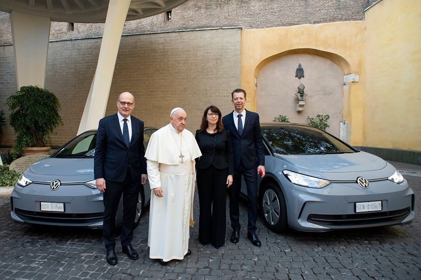 Volkswagen hands over ID.3 Pro Performance cars to the Pope