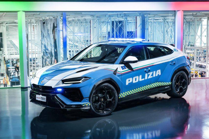 Lamborghini turns over an Urus Performante to Italian State Police