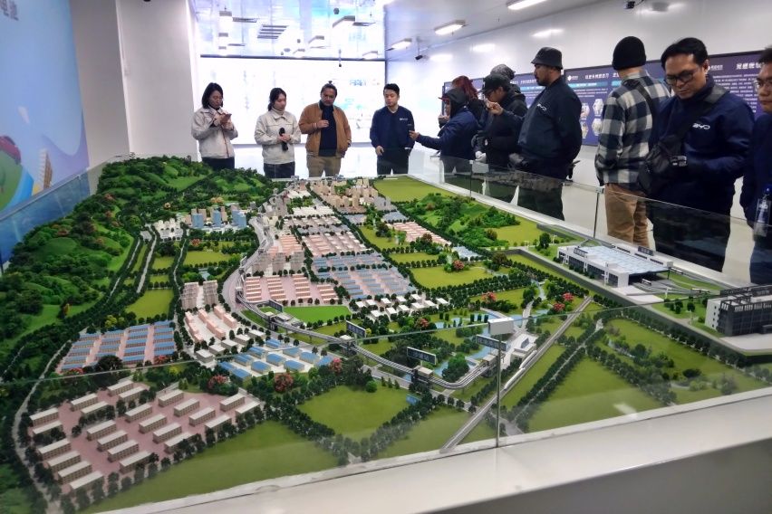 Kungjungan ke pabrik BYD di Cina