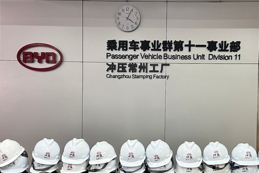 Kungjungan ke pabrik BYD di Cina