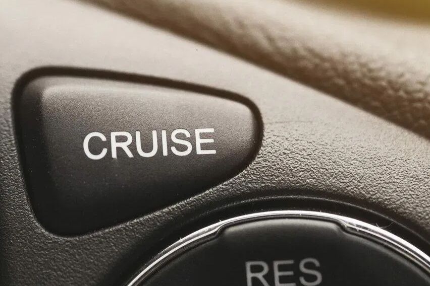 Cruise Control: A comprehensive guide; meaning, pros & cons, usage, troubleshooting