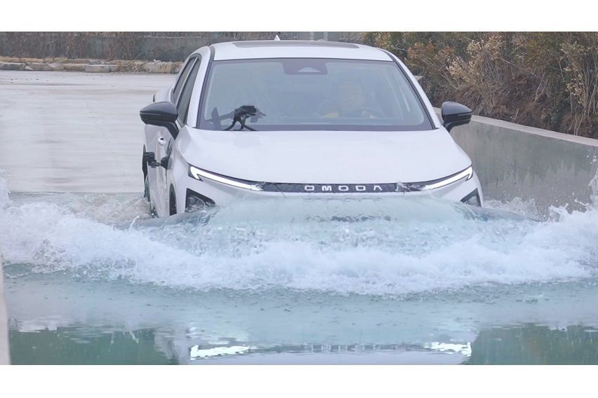 Omoda E5 water wading test