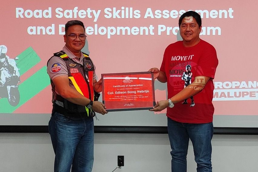 Col. Edison “Bong” Nebrija from the MMDA, and MOVE IT General Manager Wayne Jacinto conduct a Road Safety Skills Assessment and Development session for MOVE IT rider-partners. (1)