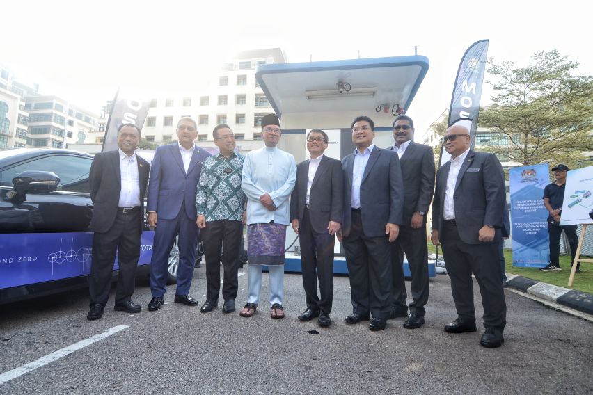 Presented the Toyota Mirai to the Ministry of Science, Technology, and Innovation