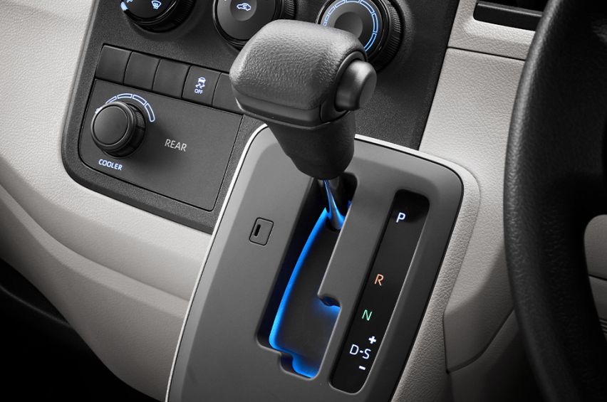  Toyota Hiace SLWB 10-seater van 