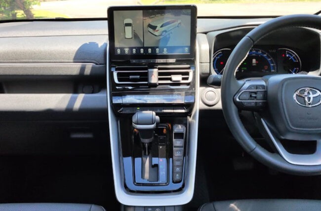 Toyota Innova Zenix hybrid infotainment screen