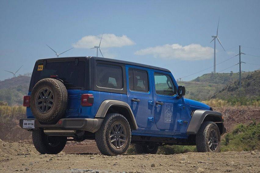 Jeep Wrangler 4-Door Sport