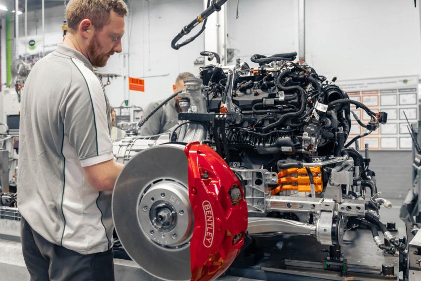 Bentley จะเปลี่ยนเครื่องยนต์ W12 เป็น V8 ไฮบริด 750 แรงม้า