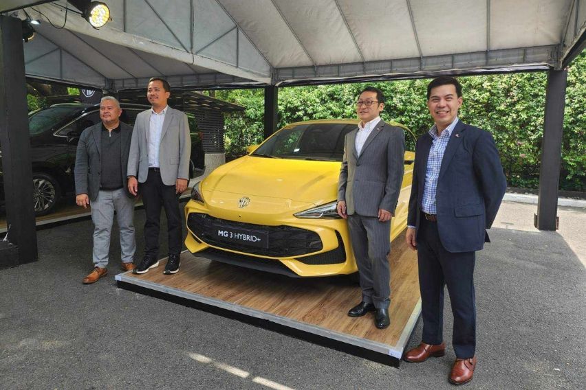 MG Philippines executives with the 3 HEV. 