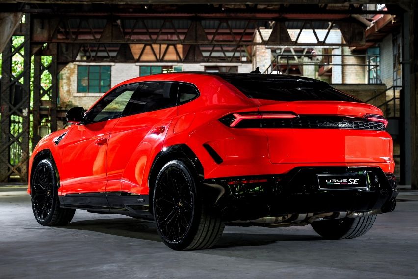  Lamborghini Urus SE rear