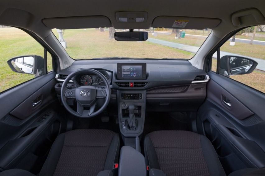 Toyota Avanza interior