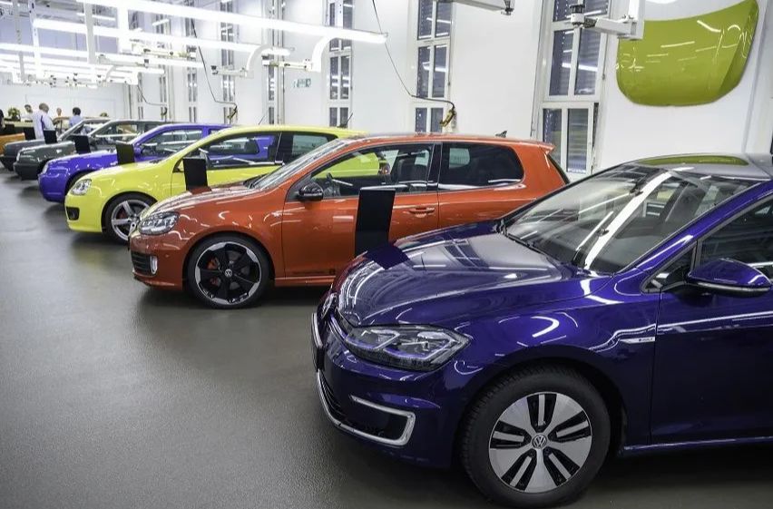 โรงงาน Volkswagen Wolfsburg ฉลองครบรอบ 50 ปีการผลิตรุ่นกอล์ฟ