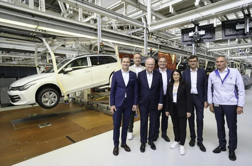 โรงงาน Volkswagen Wolfsburg ฉลองครบรอบ 50 ปีการผลิตรุ่นกอล์ฟ