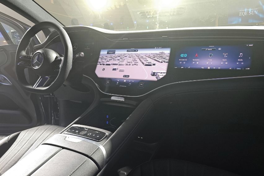 Mercedes-Benz EQE SUV cockpit