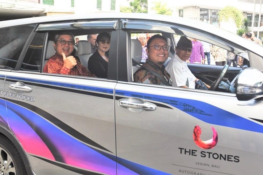 Toyota Kijang Innova BEV airport shuttle