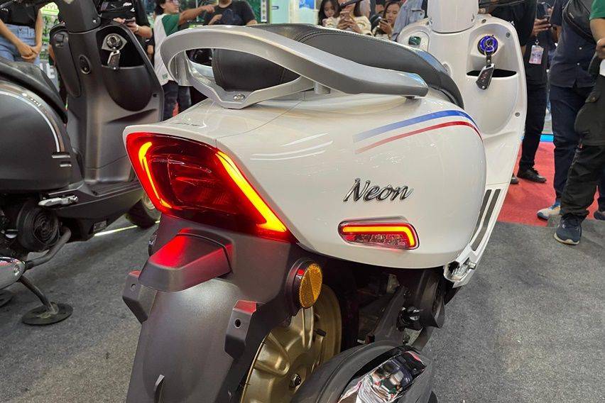 Skutik WMoto Letbe Neon Rilis Di JFK 2024, Harga Lebih Murah Dari ...