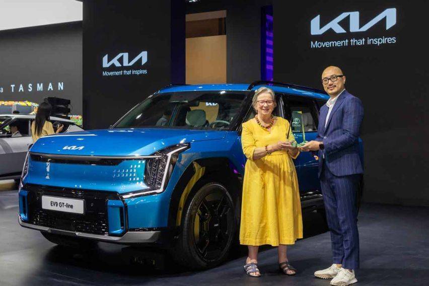 WWCOTY judges presents “2024 Best Car” trophy for EV9 to Kia head designer