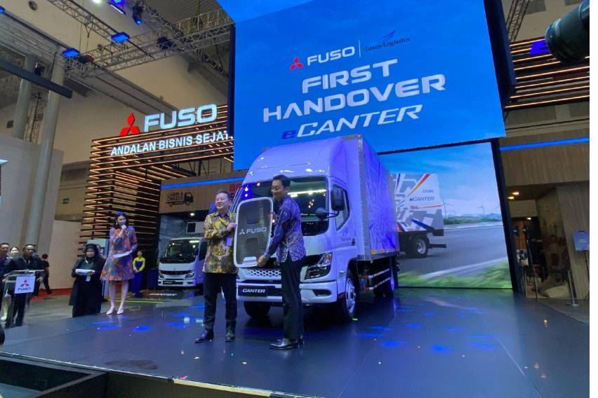 Mitsubishi Fuso Serah Terima Unit Pertama eCanter 