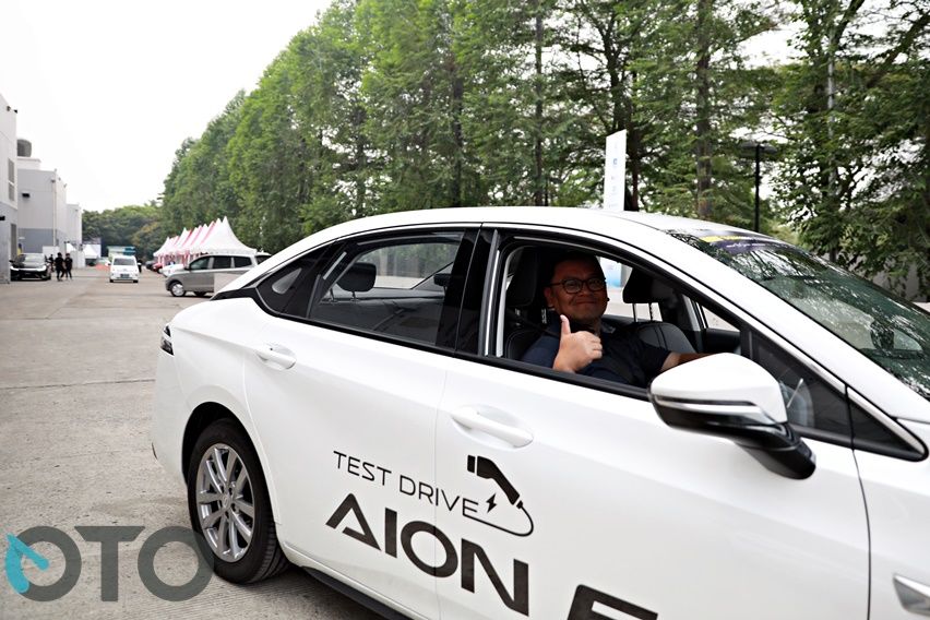 sedan EV AION ES