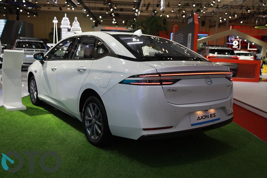 sedan EV AION ES