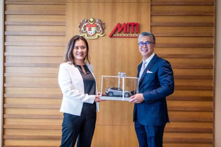 Mercedes-Benz Malaysia presents EQ models to Ministry of International Trade and Industry