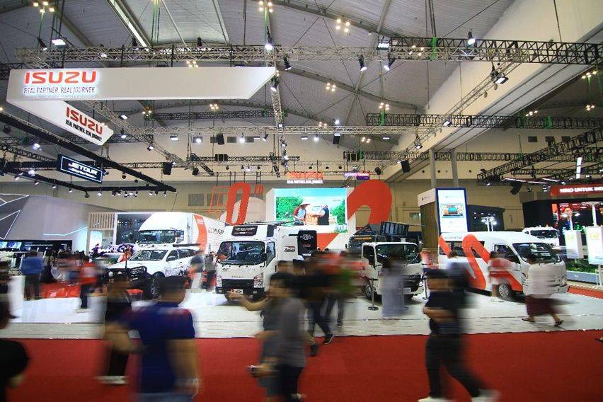 Isuzu Elf dan Giga Paling Banyak Dipesan selama GIIAS 2024