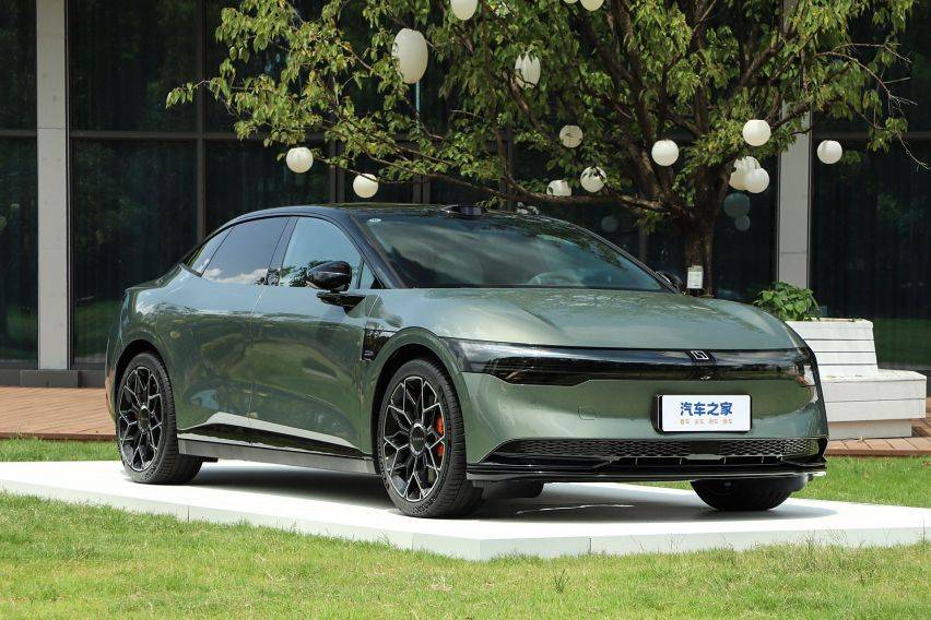 Meet Zeekr 007: A performance-oriented electric sedan with world’s fastest charging and a 90-inch exterior display