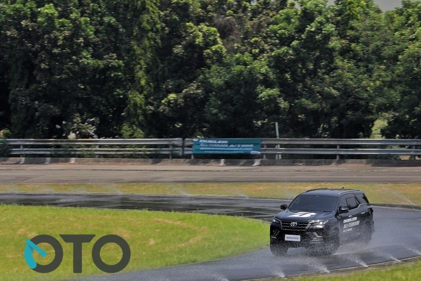 Bridgestone Dueler AT002 Fortuner