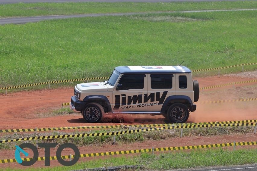 Bridgestone Dueler AT002