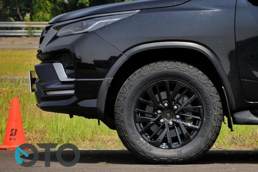 Bridgestone Dueler AT002 Fortuner