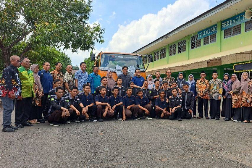 KTB Fuso Donasikan Truk Fighter X untuk Praktik Siswa SMK Darussalam