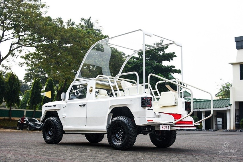 Pindad Maung MV3 Pope Mobile