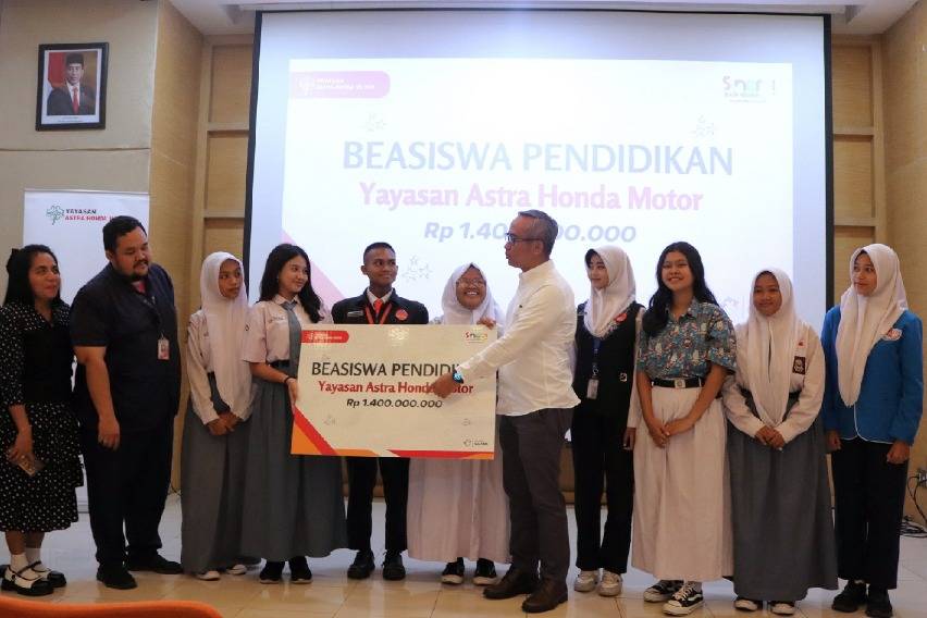 Yayasan AHM Beri Beasiswa ke Duta Safety Riding