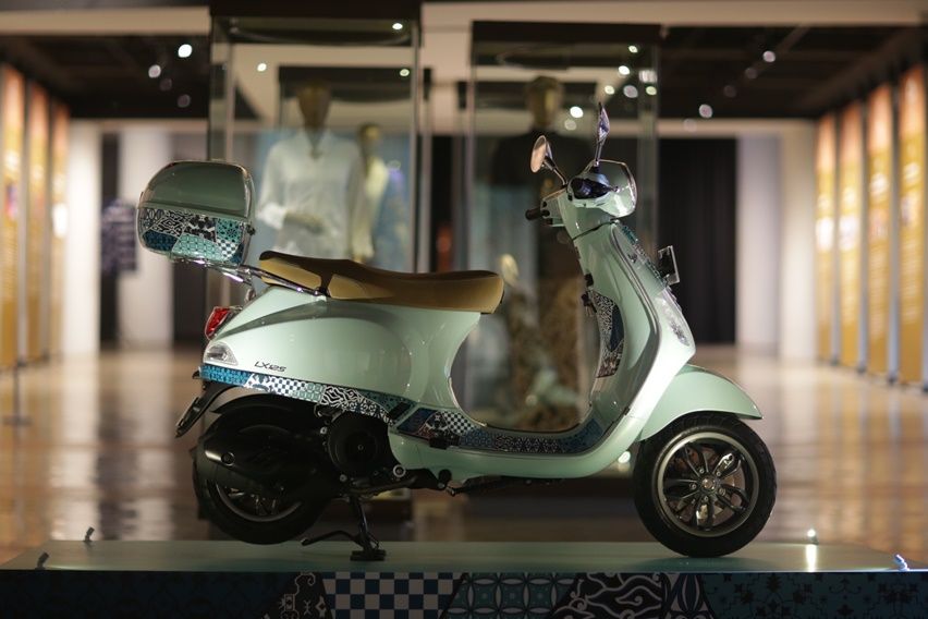 Hari Batik Nasional Bersama Vespa