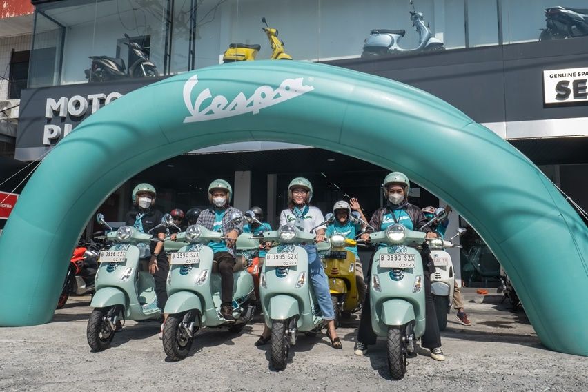 Hari Batik Nasional Bersama Vespa