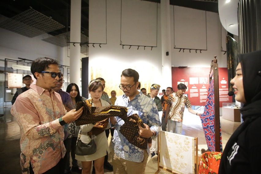 Hari Batik Nasional Bersama Vespa