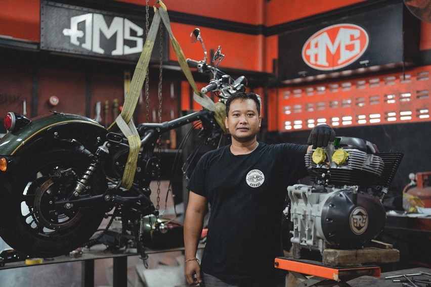 Super Meteor 650 AMS Garage