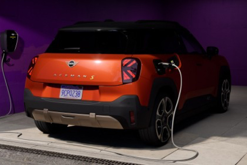 Mini Aceman charging