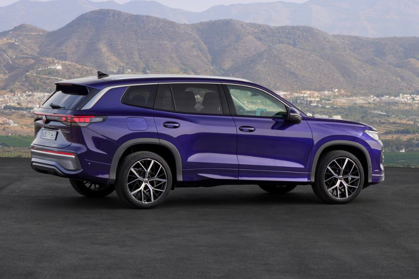 Volkswagen Tayron side