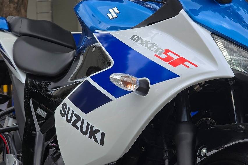 Suzuki Gixxer SF 155 vs. Suzuki Gixxer Fi 155: brotherly battle 