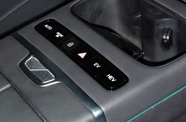 Jaecoo J7 PHEV EV and HEV buttons