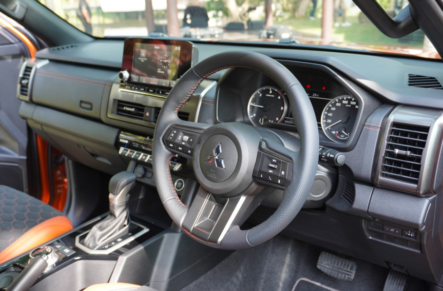 2024 Mitsubishi Triton review steering wheel