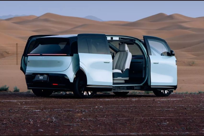 Zeekr Mix sliding doors