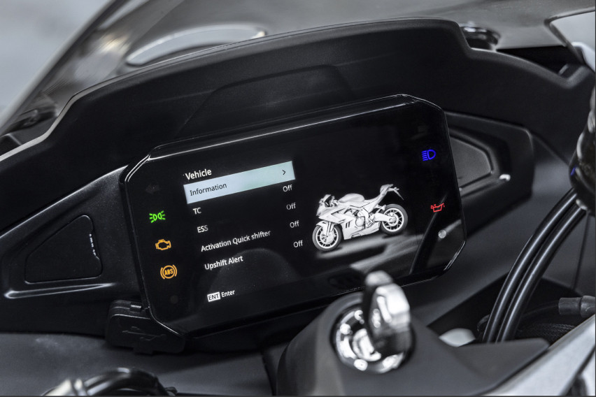 CFMoto 675 SR-R instrument cluster