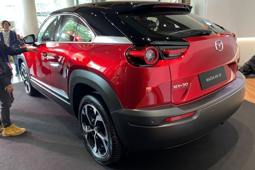 Mazda MX-30 tampak belakang