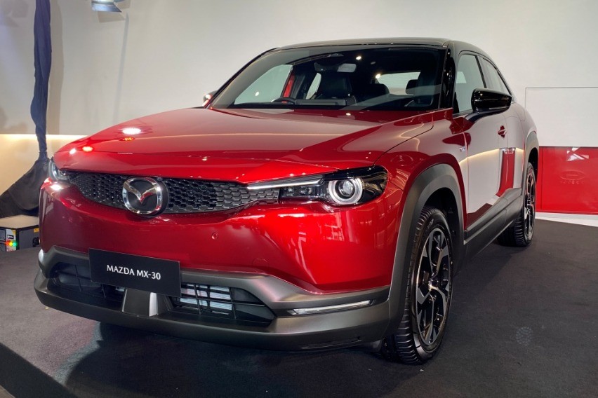Mazda MX-30 tampak depan