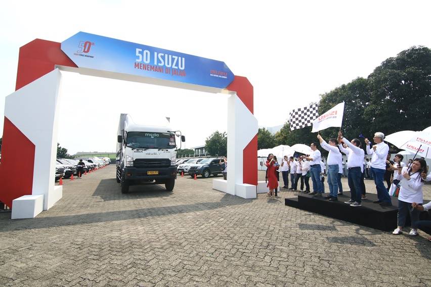 Setengah Abad di Indonesia, Isuzu Gelar Konvoi Kendaraan dan Tanam Bibit Pohon