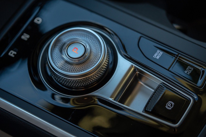 The new Kia Carnival Turbo HEV Shift-By-Wire