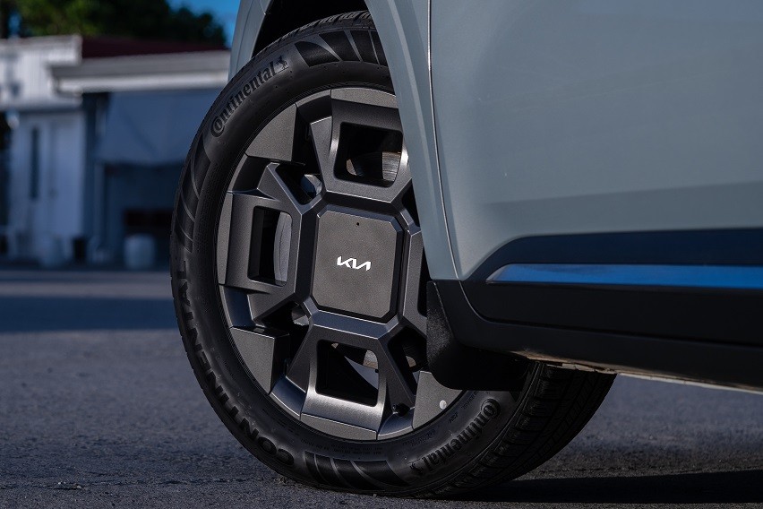 The new Kia Carnival Turbo HEV Dark Chrome Alloy Design